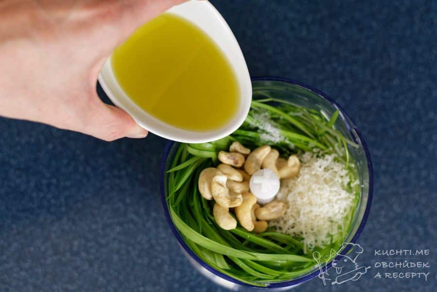 Pesto z medvědího česneku - nezapomeňte přidat olivový olej