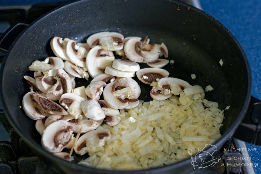 Tradiční hovězí stroganov - do výpeku přidejte cibuli a po zesklovatění také houby