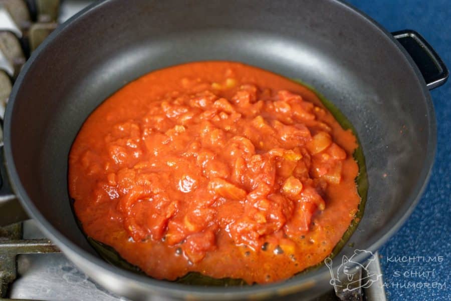 Těstoviny s rajčatovou omáčkou a bazalkovým pestem - rajčatová omáčka v akci