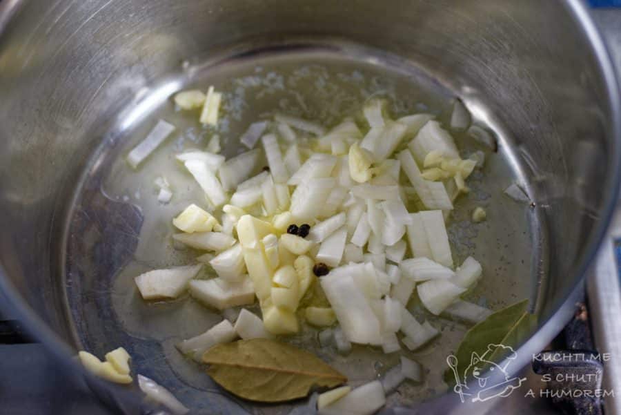 Krémová lososová polévka - na másle necháme zpěnit cibuli a česnek