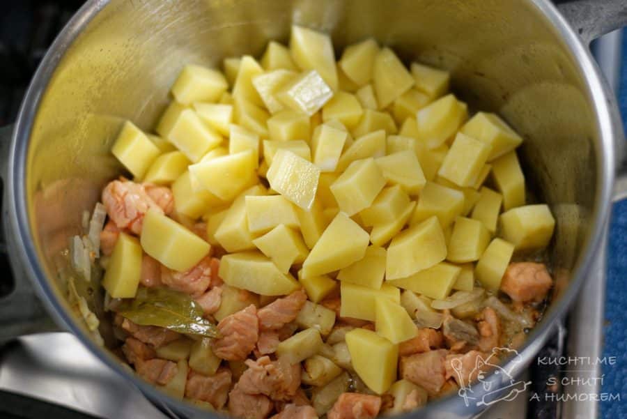 Krémová lososová polévka - vložíme všechnu zeleninu a koření a přelijeme vodou či rybím vývarem