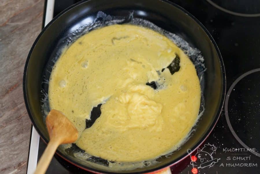 Kulajda s houbami a koprem - na pánvi s máslem si uděláme míchlá vajíčka