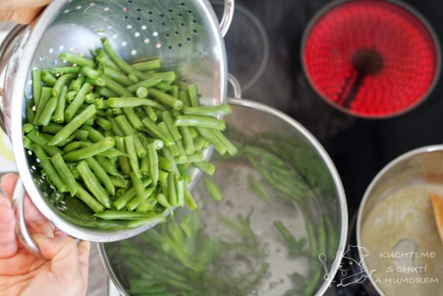 Zelené fazolky se slaninou - fazolky necháme změknout ve vařící vodě