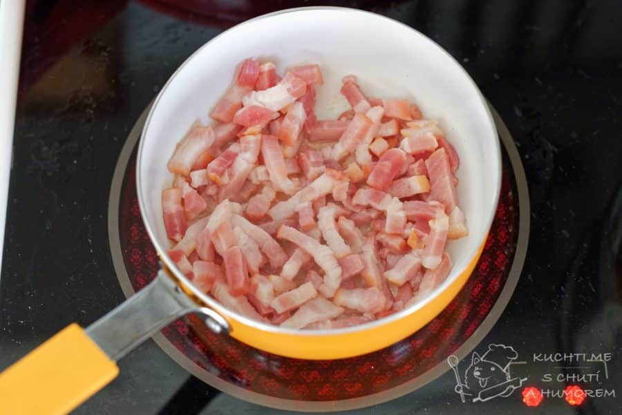 Zelené fazolky se slaninou - mezitím si na pánvi osmažíme slaninu