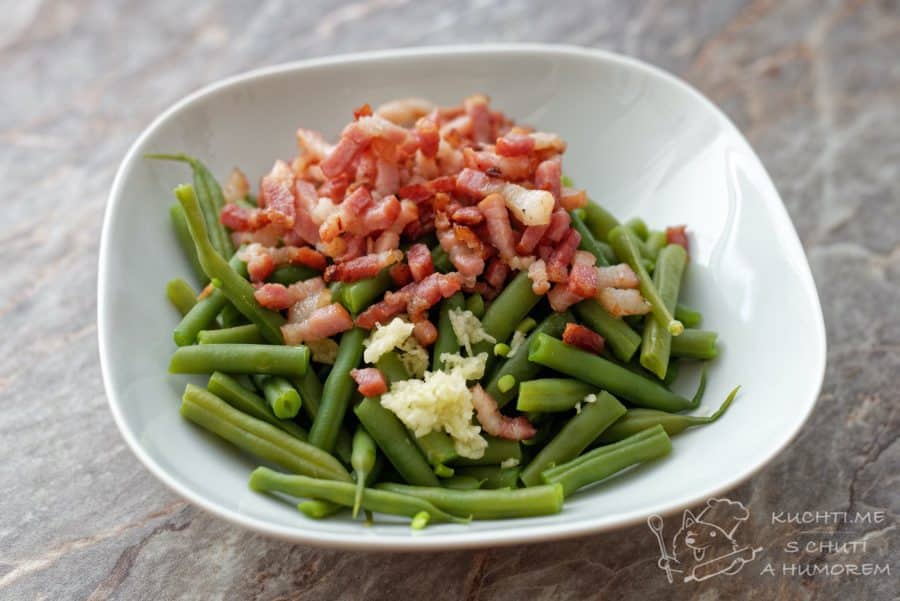 Zelené fazolky se slaninou - vše promícháme, lehce osolíme a opepříme