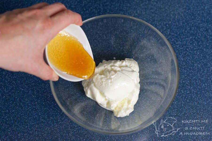 Domácí pribináček z tvarohu a smetany - do tvarohu vmícháme med nebo moučkový cukr