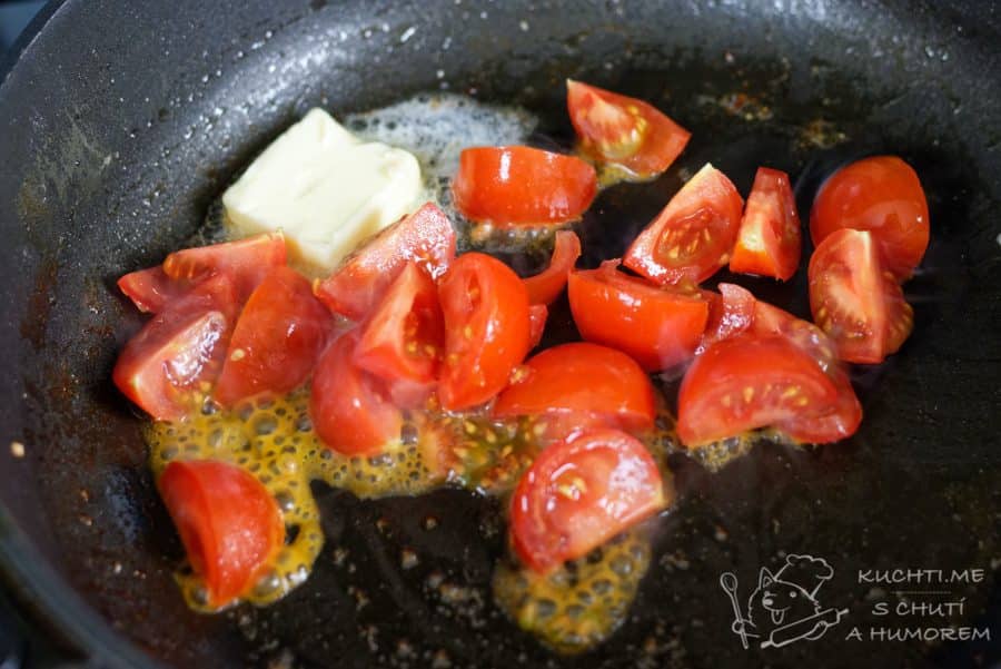 Kuřecí prsa v bazalkovo-rajčatové omáčce - rajčata necháme povolit na másle