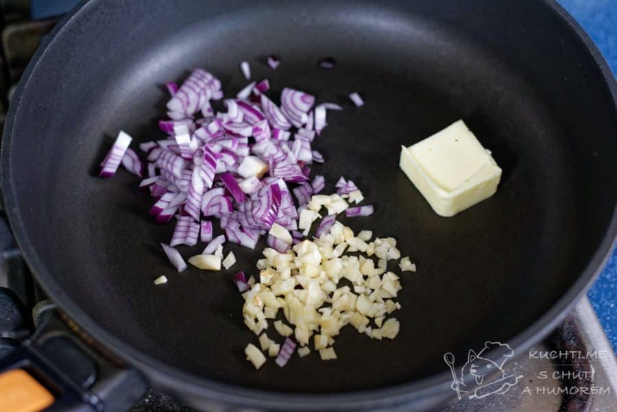 Houbové rizoto - na másle osmažíme cibuli a česnek
