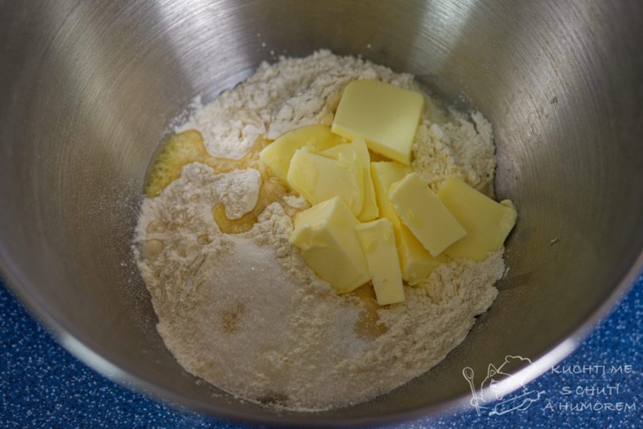 Křehký koláč se skořicovo-mascarponovým krémem a ovocem - smícháme ingredience na těsto