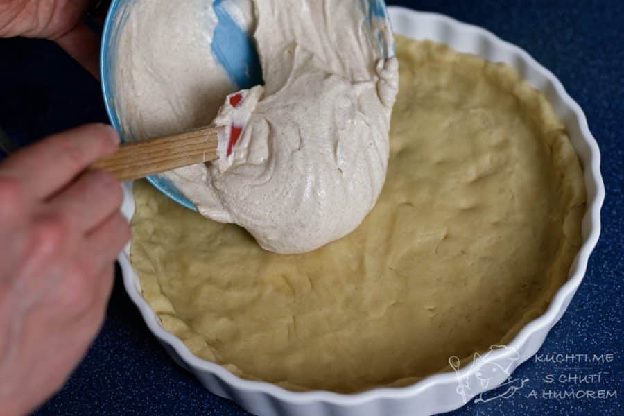 Křehký koláč se skořicovo-mascarponovým krémem a ovocem - těsto vytlapkáme do formy a přidáme krém