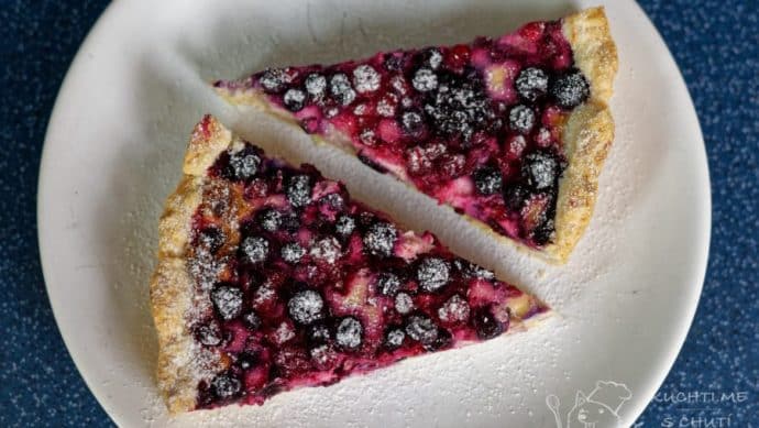 Křehký koláč se skořicovo-mascarponovým krémem a ovocem - finální nádhera