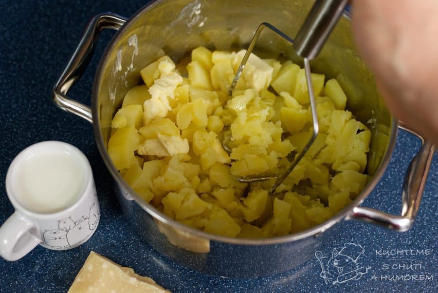 Pastýřský koláč - uvařené brambory rozmačkáme s máslem a mlékem