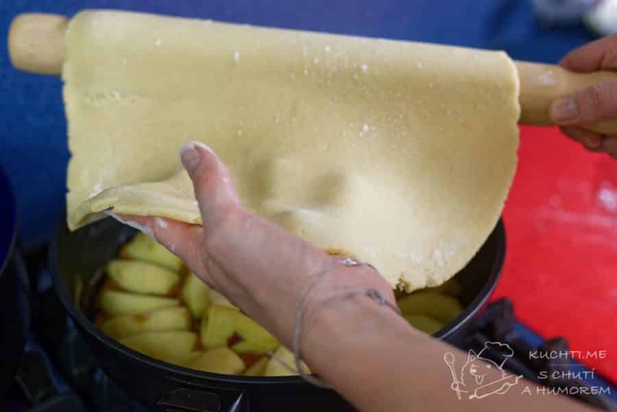 Obrácený jablečný koláč - těsto přiložíme na jablka a zahneme ho dovnitř pánve