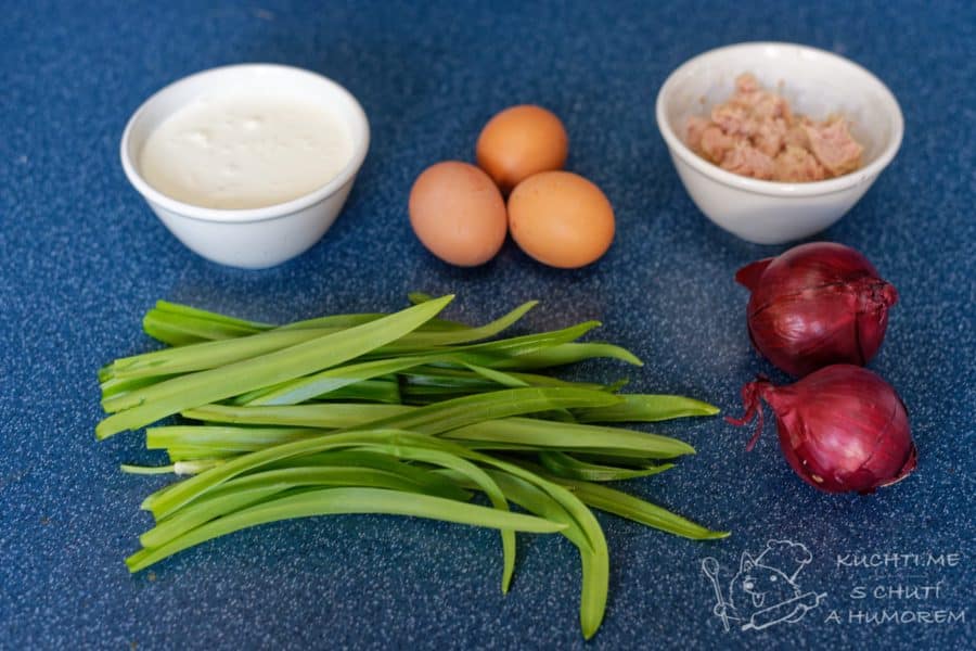 Quiche s medvědím česnekem, tuňákem a cibulí - ingredience na plňku