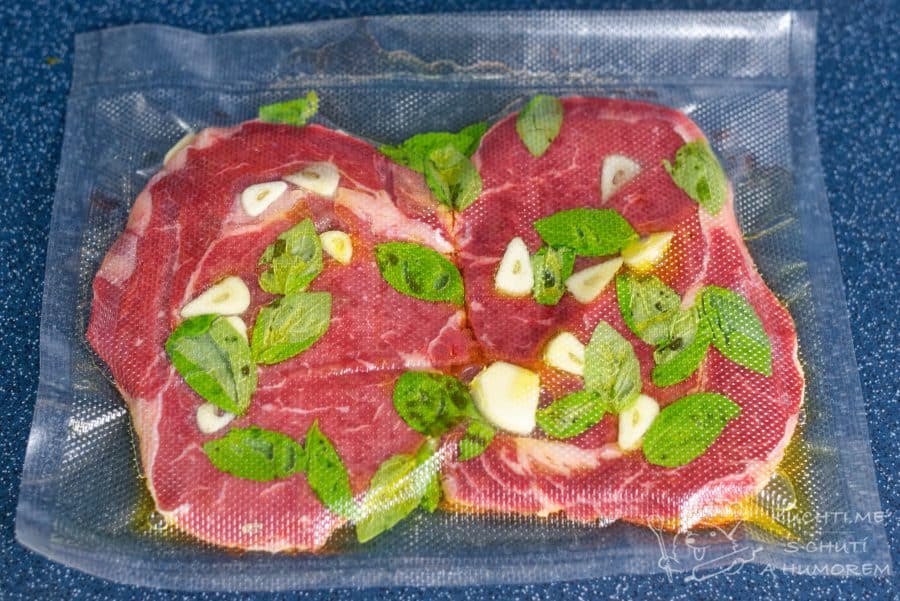 Hovězí steak – recept sous vide –  maso namarinujeme a zavakuujeme
