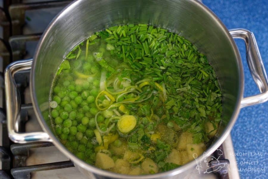 Jarní bylinková polévka s hráškem a pórkem – přidáme bylinky a mixujeme