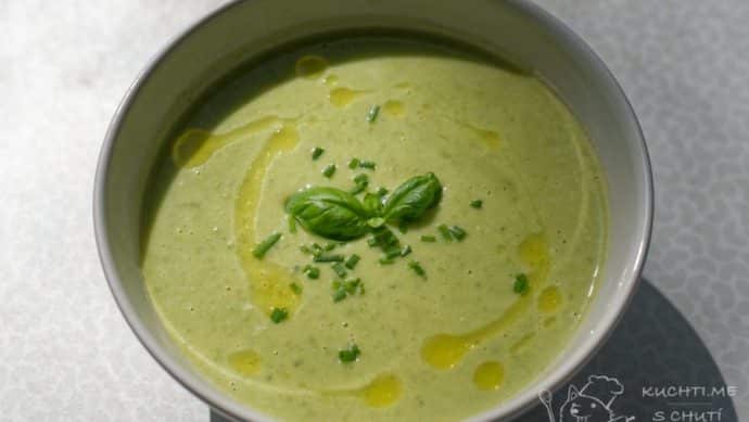 Jarní bylinková polévka s hráškem a pórkem – zelená krása