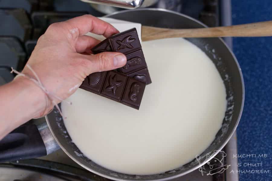 Nepečený čokoládový dort hotový za 15 minut - rozpustíme si čokoládu