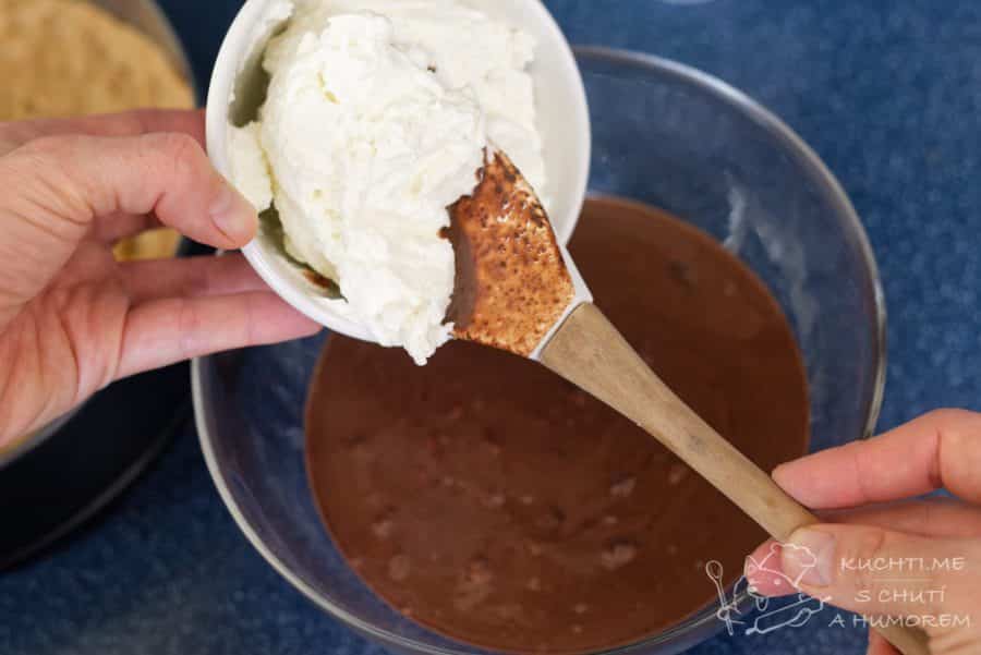 Nepečený čokoládový dort hotový za 15 minut - do čokolády přimícháme tvaroh