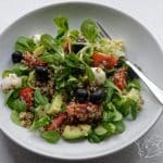 Salát s quinoou, mozzarellou, avokádem a černými olivami