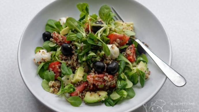 Salát s quinoou, mozzarellou, avokádem a černými olivami - dobrůtka