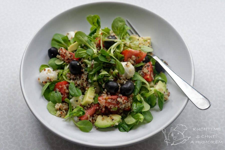 Hlavní fotka k receptu Salát s quinoou, mozzarellou, avokádem a černými olivami