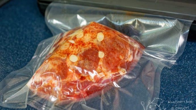 Trhané vepřové maso – maso zavakuujeme