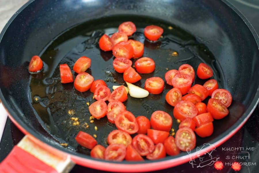Zelené fazolky s rajčaty - rajčata orestujeme společně s česnekem