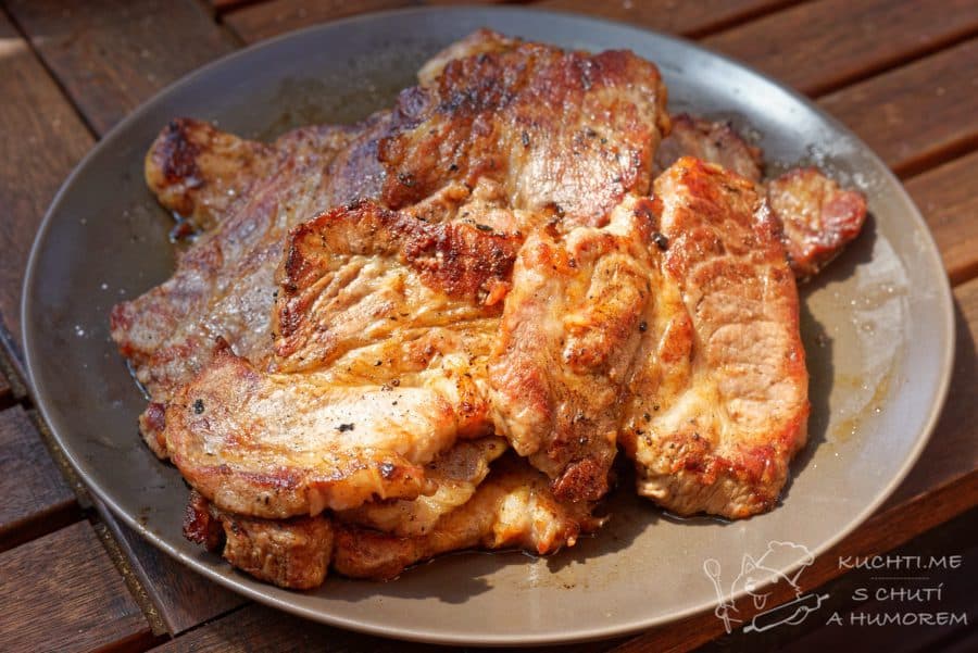 Grilovaný steak z krkovice v cibuli a saturejce - maso necháme odpočinout