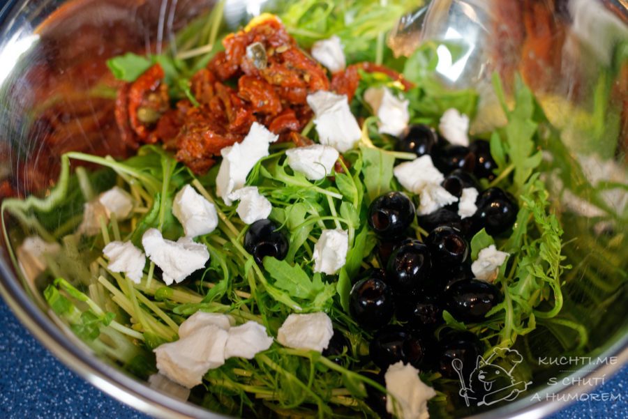 Dýňový salát - čerstvou zeleninu, sýr a olivy dáme do mísy