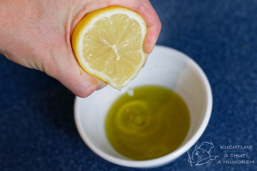 Dýňový salát - zálivku ochutíme citronem a dobře promícháme