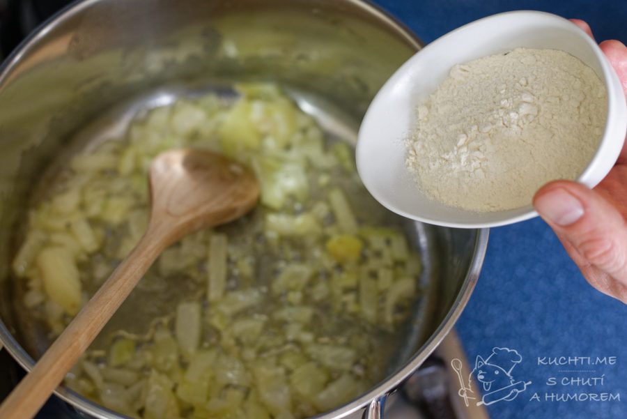 Jednoduchá čočková polévka - na másle orestujeme cibuli