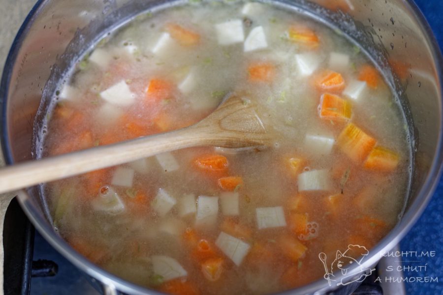 Jednoduchá čočková polévka - zeleninu necháme vařit do změknutí