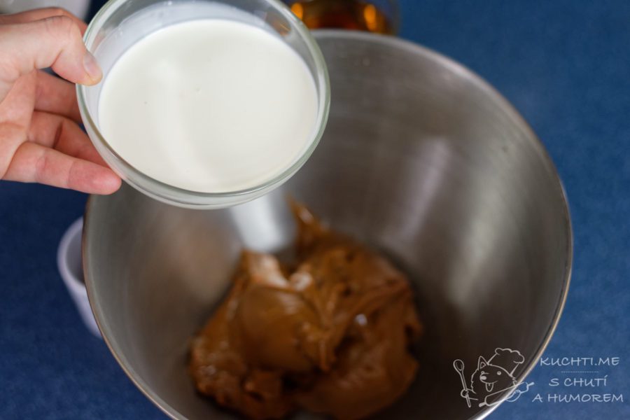 Domácí baileys - do karamelového kondenzovaného mléka přidáme smetanu, whisky, rozpuštěnou čokoládu a kávu