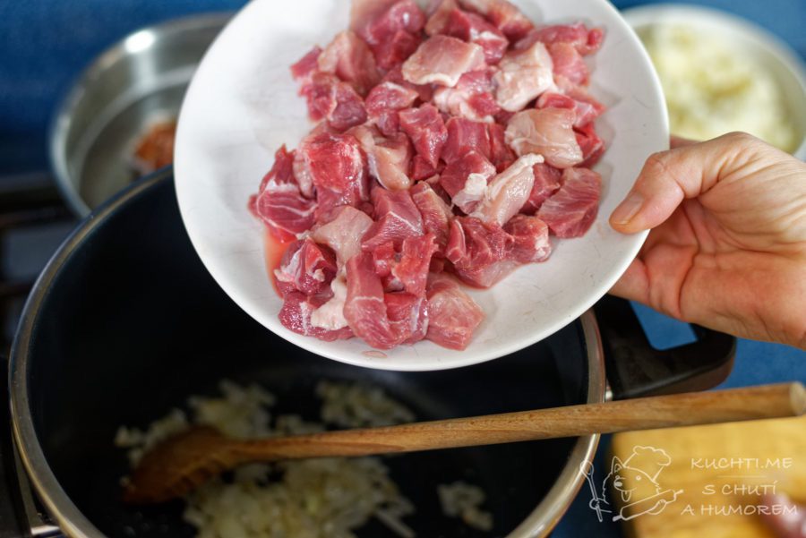 Slovenská kapustnica - vepřové maso nakrájíme na kostičky