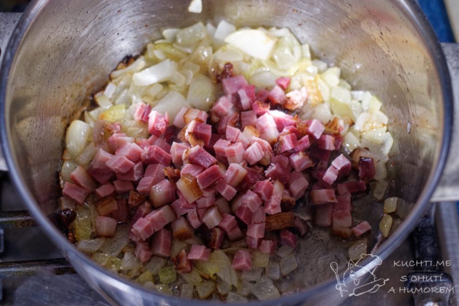 Krémová fazolová polévka - k osmažené cibuli přidáme slaninu