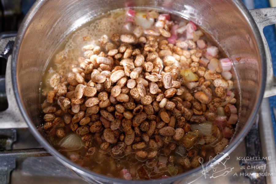 Krémová fazolová polévka - přidáme scezené a propláchnuté fazole