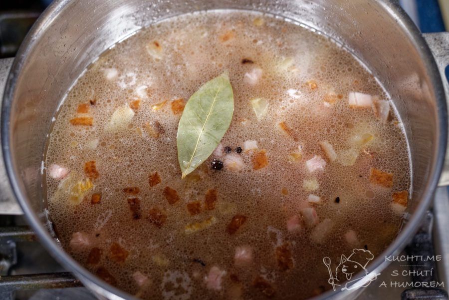Krémová fazolová polévka - zalijeme vývarem