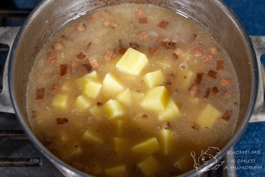 Krémová fazolová polévka - brambory přidáváme, až když jsou fazole měkké