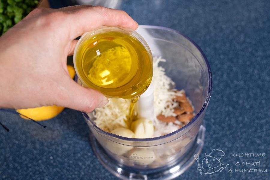Pesto z klíčků - do mixéru dejte společně s ořechy, olejem a sýrem