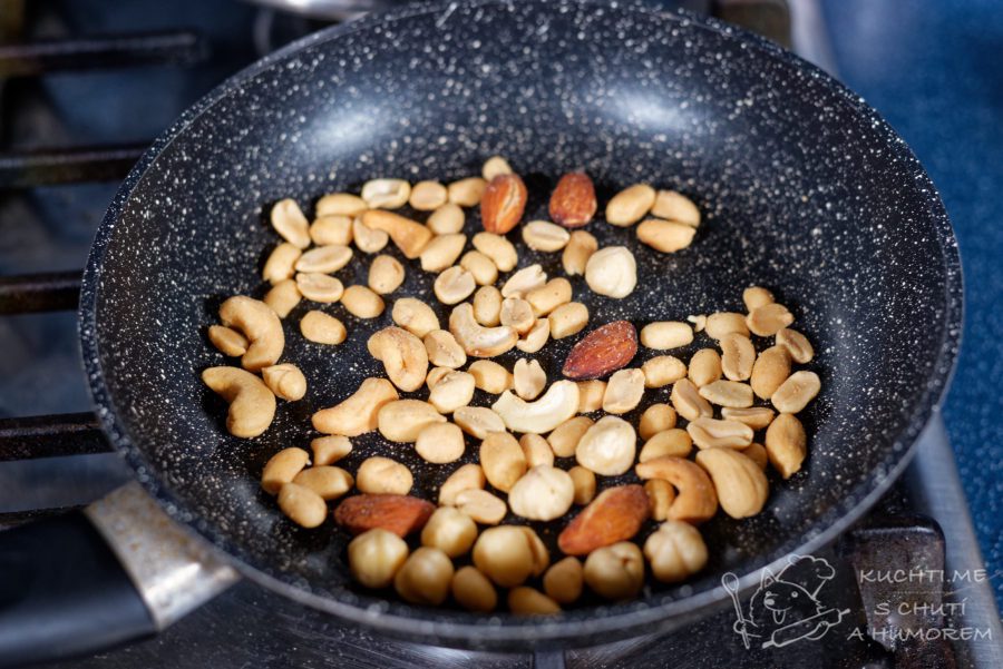 Pomazánka s gorgonzolou, hroznem a ořechy - opražte ořechy, pokud je chcete mít extra křupavé