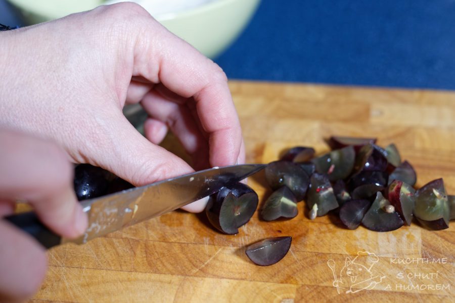 Pomazánka s gorgonzolou, hroznem a ořechy - hrozno nakrájejte nadrobno