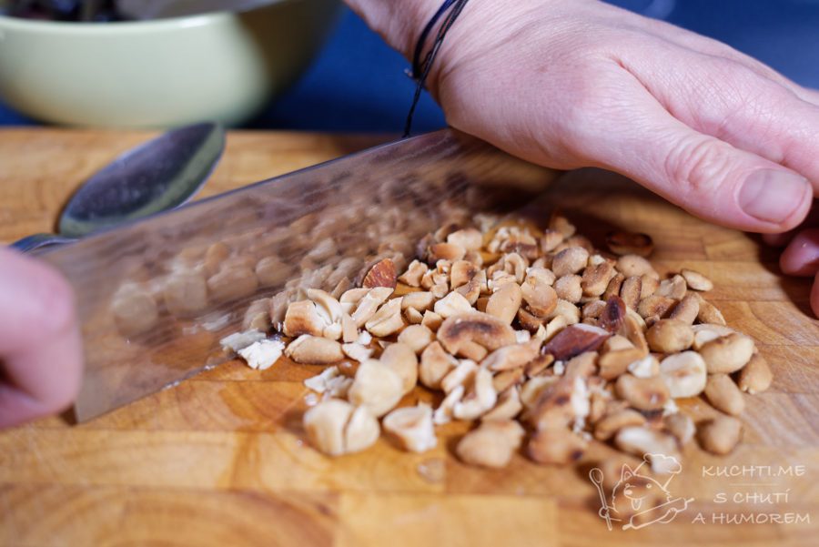 Pomazánka s gorgonzolou, hroznem a ořechy - ořechy také nasekejte