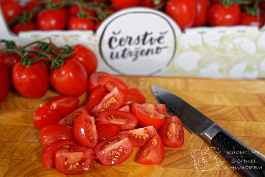 Domácí kečup - rajčata nakrájíme na měsíčky