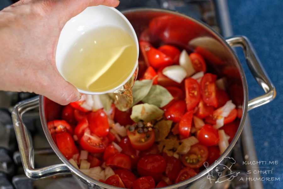 Domácí kečup - rajčata, cibuli, jablka a koření dáme do hrnce a přidáme sůl s octem