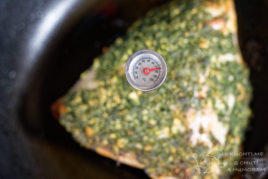 Krůtí prsa na bylinkách - pečeme přibližně 30 minut v troubě. Výsledná teplota masa by měla být kolem 73 °C