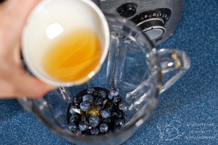 Optimistické letní drinky - oříškovo–mandlový drink pečlivě rozmixujeme s borůvkami a sladidlem