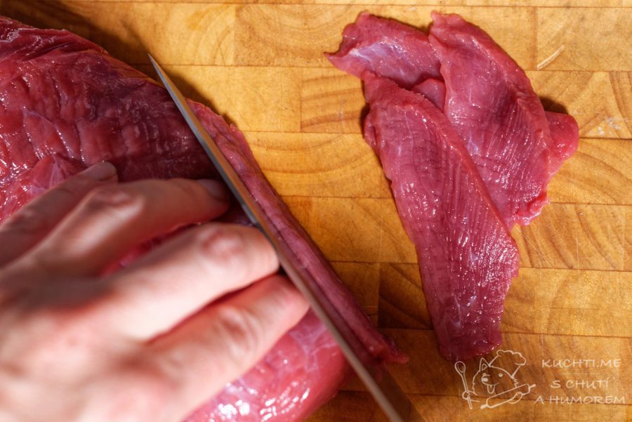 Domácí sušené maso jerky - maso nakrájíme po vlákně