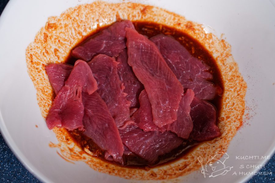 Domácí sušené maso jerky - maso dáme do marinády