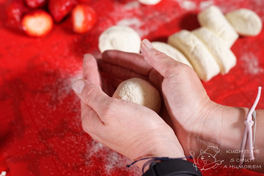 Ovocné tvarohové knedlíky - v dlaních jemně poválíme, aby se těsto spojilo a náplň při vaření neprotekla
